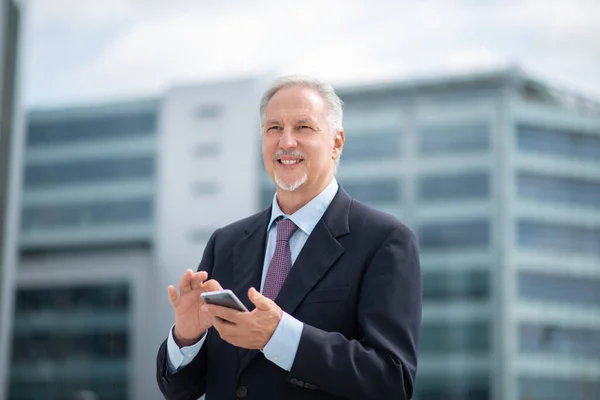 Retrato Hombre Negocios Mayor Sonriente Usando Teléfono Inteligente Móvil Aire — Foto de Stock