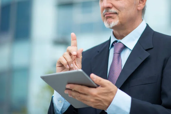 Uomo Affari Anziano Che Usa Suo Tablet Una Città — Foto Stock