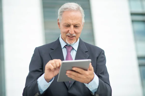 Hombre Negocios Senior Usando Tableta Una Ciudad —  Fotos de Stock