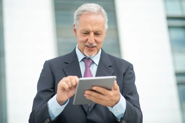 Uomo Affari Anziano Che Usa Suo Tablet Una Città — Foto Stock