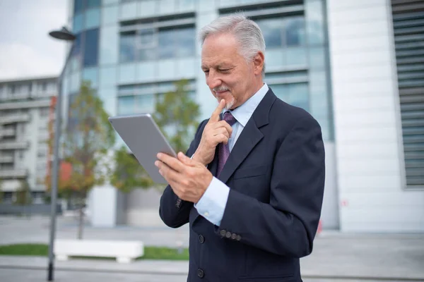 Hombre Negocios Senior Usando Tableta Una Ciudad Concepto Tecnología Empresarial —  Fotos de Stock