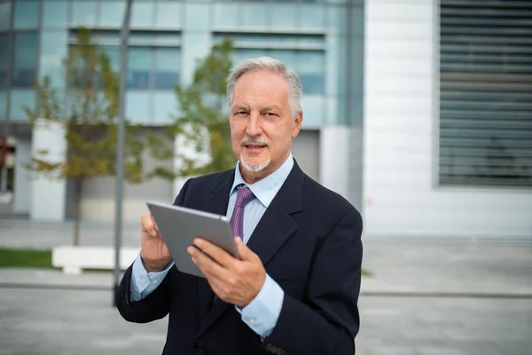 Senior Businessman Using His Tablet City — Stock Photo, Image