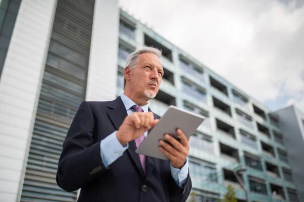 Empresário Usando Seu Tablet Livre Uma Cidade — Fotografia de Stock