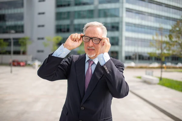 Homme Affaires Ajustant Ses Lunettes Tout Marchant Plein Air Dans — Photo