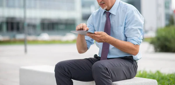 Detalhe Homem Negócios Usando Seu Tablet Livre — Fotografia de Stock