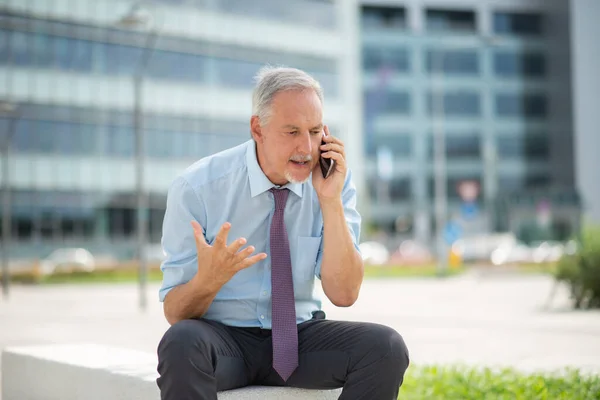 Angry Senior Homme Affaires Crier Téléphone Plein Air — Photo