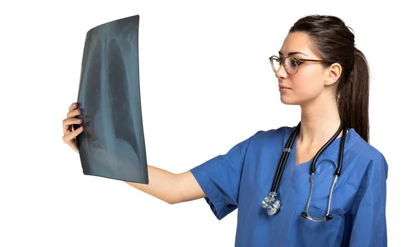 Kadın Doktor Akciğer Radyografisini Inceliyor — Stok fotoğraf