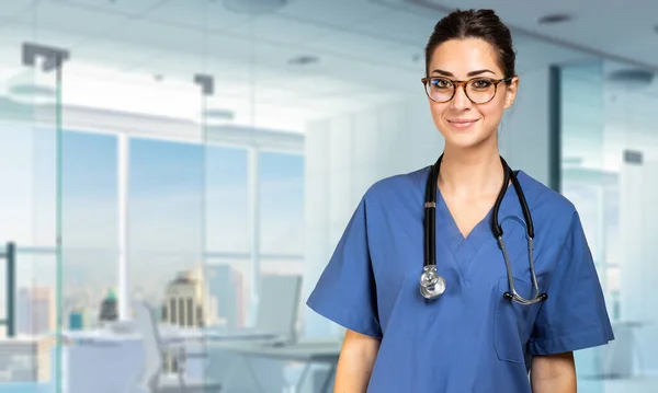 Krankenschwester Lächelt Hellen Klinikflur — Stockfoto