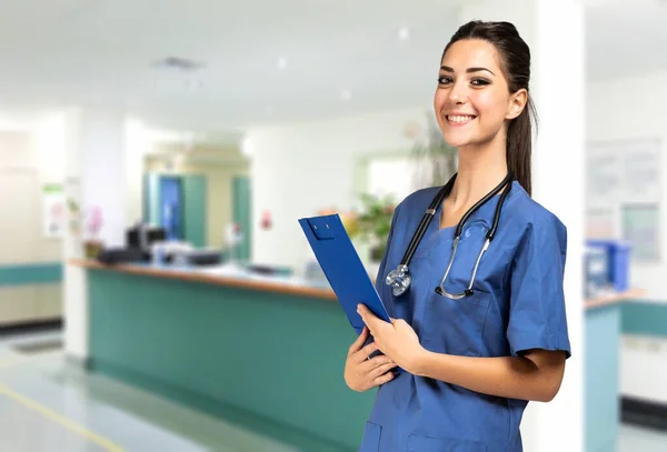 Verpleegster Portret Glimlachend Een Heldere Kliniek Hal — Stockfoto
