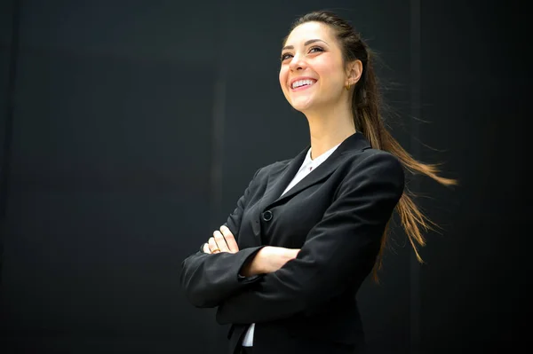 Zelfverzekerde Jonge Vrouwelijke Manager Outdoor Een Moderne Stedelijke Omgeving — Stockfoto