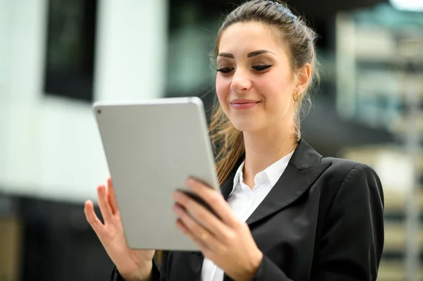 Lachende Zakenvrouw Met Behulp Van Een Digitale Tablet Outdoor — Stockfoto