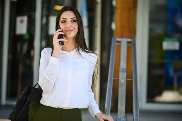 Retrato Uma Jovem Mulher Falando Telefone Nas Escadas Livre — Fotografia de Stock