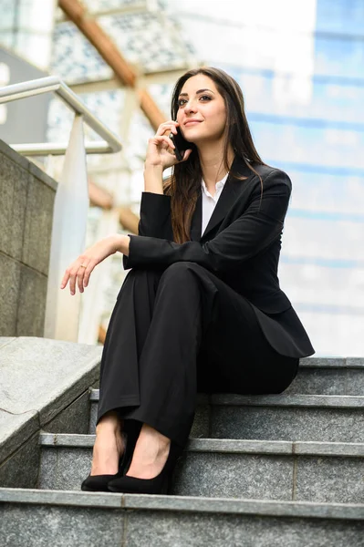 Portret Van Een Jonge Vrouw Aan Telefoon Zittend Een Trap — Stockfoto