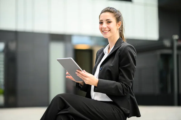 Uśmiechnięta Bizneswoman Korzystająca Tabletu Cyfrowego Outdoor — Zdjęcie stockowe