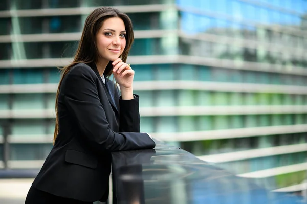 Smiling Businesswoman Portrait Pensive Expression Leaning Balcony Dominating City — Stock Photo, Image