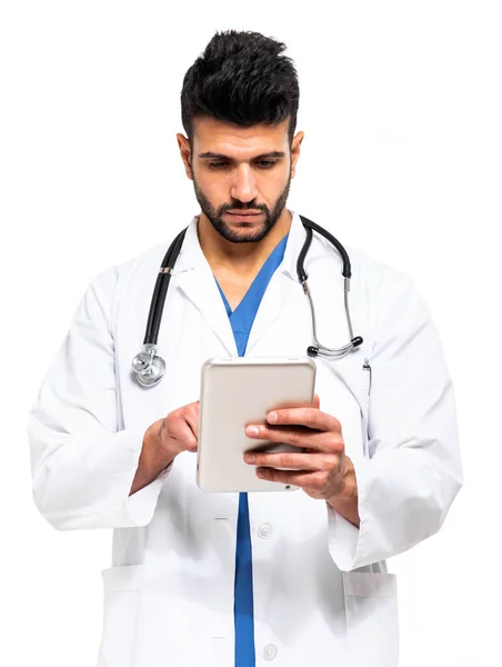 Jonge Mannelijke Arts Medische Jas Met Behulp Van Digitale Tablet — Stockfoto