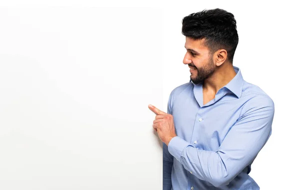 Feliz Joven Hombre Negocios Sonriente Mostrando Letrero Blanco —  Fotos de Stock