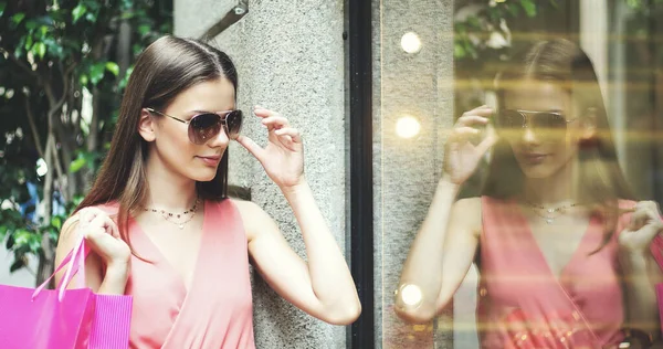 Hermosa Mujer Joven Revisando Una Tienda Aire Libre Una Ciudad —  Fotos de Stock