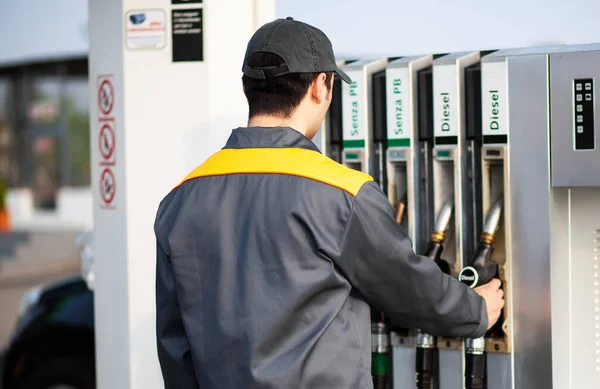 Man Werkt Bij Een Benzinestation — Stockfoto