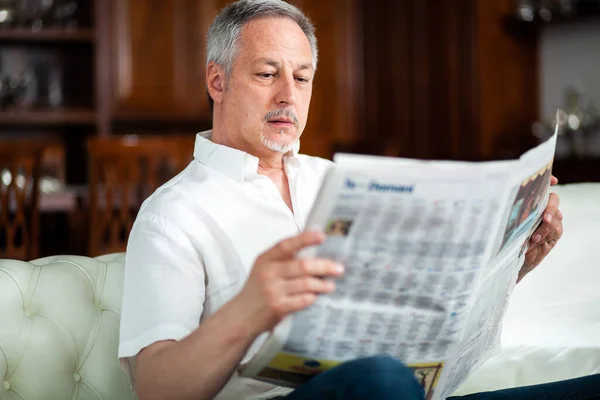 Ανώτερος Άνθρωπος Στο Σπίτι Διαβάζοντας Εφημερίδα — Φωτογραφία Αρχείου