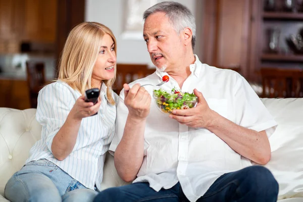 Retrato Una Feliz Pareja Madura Casa Viendo Televisión Juntos —  Fotos de Stock