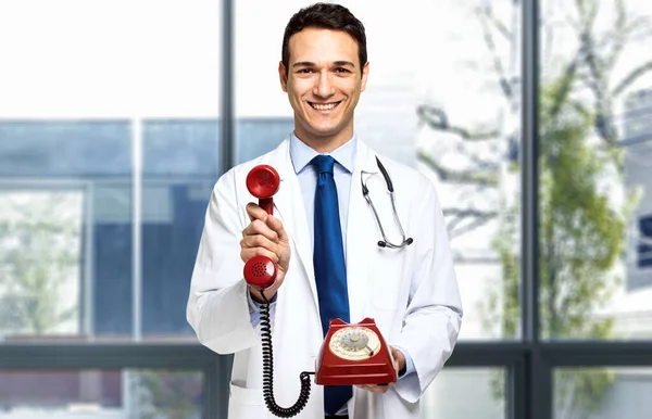 Schöne Junge Arzt Porträt Hält Ein Rotes Altmodisches Telefon — Stockfoto