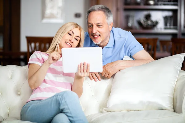 Portrait Smiling Mature Couple Using Digital Tablet Sofa Home — Stock Photo, Image