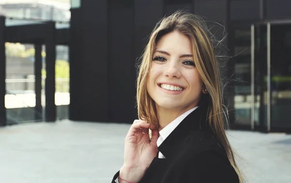 Selbstbewusste Junge Managerin Freien Einer Modernen Urbanen Umgebung — Stockfoto