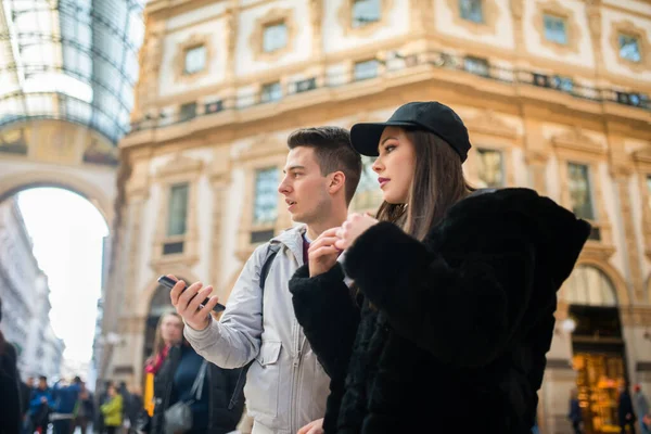 Genç bir turist çift İtalyan şehrinde yürüyor.