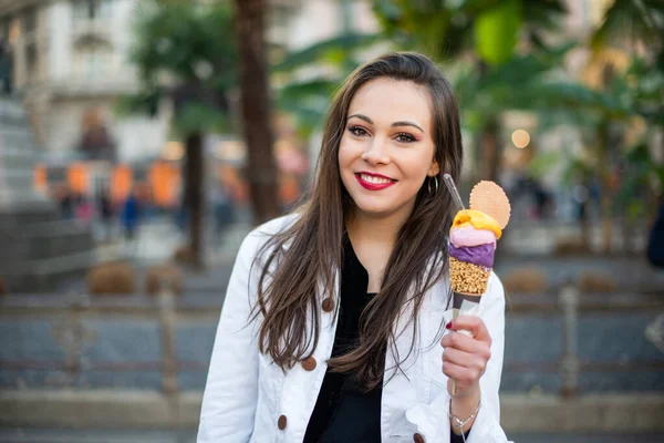 Žena Jíst Velkou Zmrzlinu Kužel Venku — Stock fotografie