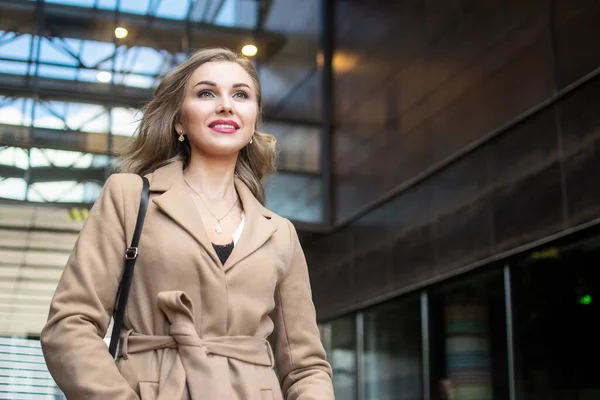 Joven Mujer Sonriente Caminando Una Ciudad —  Fotos de Stock