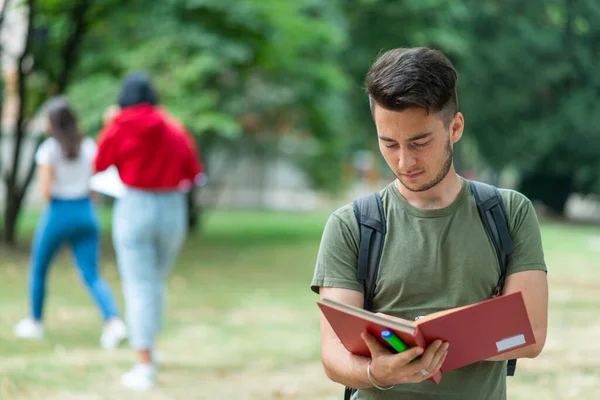 Außenporträt Eines Studenten Der Ein Buch Liest — Stockfoto