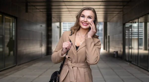 Podnikatelka Mluví Telefonu Při Chůzi — Stock fotografie