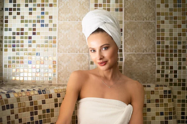 Mulher Relaxante Banho Vapor Conceito Tratamento Beleza — Fotografia de Stock