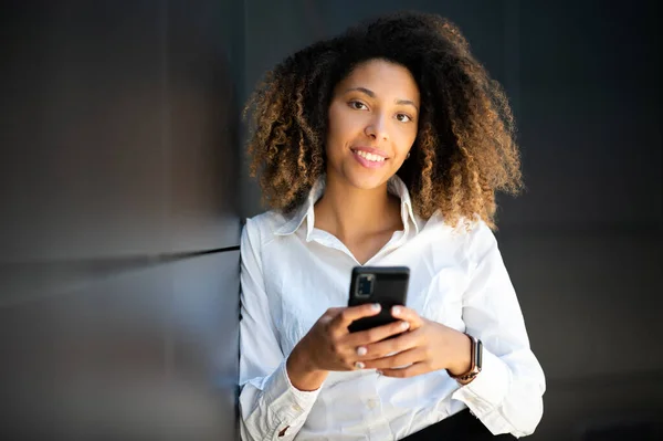 Hermosa Joven Mujer Afroamericana Gerente Utilizando Teléfono Inteligente Aire Libre — Foto de Stock