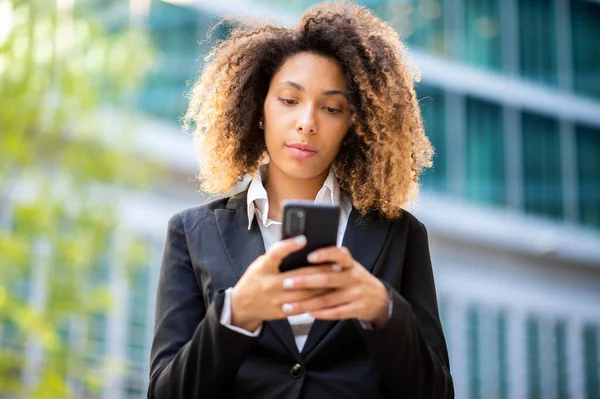 Hermosa Joven Mujer Afroamericana Gerente Utilizando Teléfono Inteligente Aire Libre —  Fotos de Stock