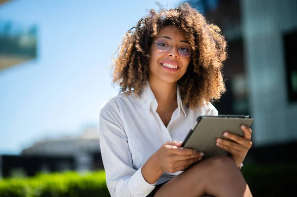 Mujer Negocios Afroamericana Sonriente Usando Una Tableta Digital Aire Libre — Foto de Stock