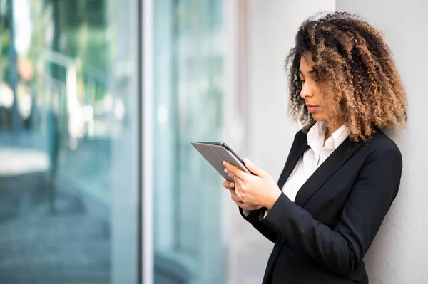 Femme Affaires Afro Américaine Souriante Utilisant Une Tablette Numérique Posée — Photo