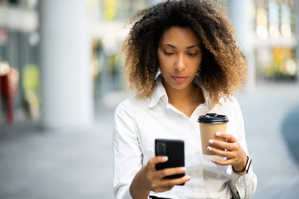 Vackra Unga Kvinnliga Afro Amerikanska Chef Med Hjälp Sin Smartphone — Stockfoto