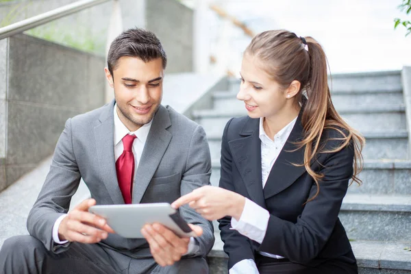 Uomini Affari Che Usano Tablet Digitale — Foto Stock