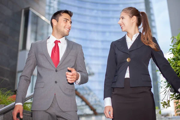 Geschäftspartner Diskutieren Auf Der Freitreppe — Stockfoto