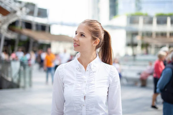 Jovem Sorrindo Mulher Andando Uma Cidade — Fotografia de Stock