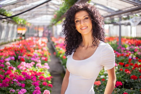 Vrouw Zoek Naar Bloemen Een Kas — Stockfoto