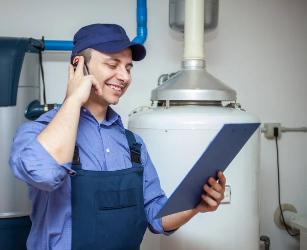 Técnico Mantenimiento Calentador Agua Caliente — Foto de Stock