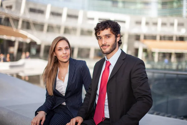 Jeunes Gens Affaires Assis Plein Air — Photo