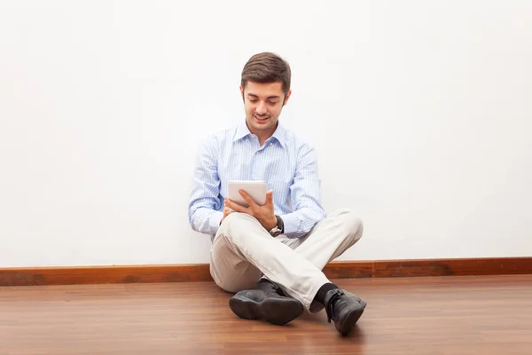 Hombre Sonriente Usando Una Tableta Digital Casa — Foto de Stock