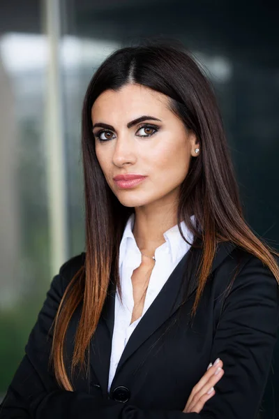 Porträt Einer Schönen Geschäftsfrau Vor Ihrem Büro — Stockfoto