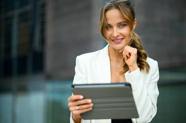 在户外用数码平板电脑微笑的女商人 — 图库照片