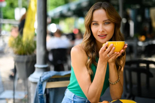 Mujer Sonriente Desayunando Aire Libre Una Ciudad —  Fotos de Stock