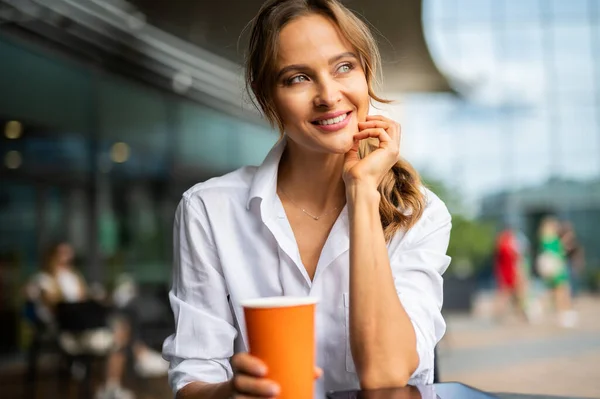 Jovem Empresária Uma Pausa Para Café Sorrindo Uma Expressão Pensativa — Fotografia de Stock